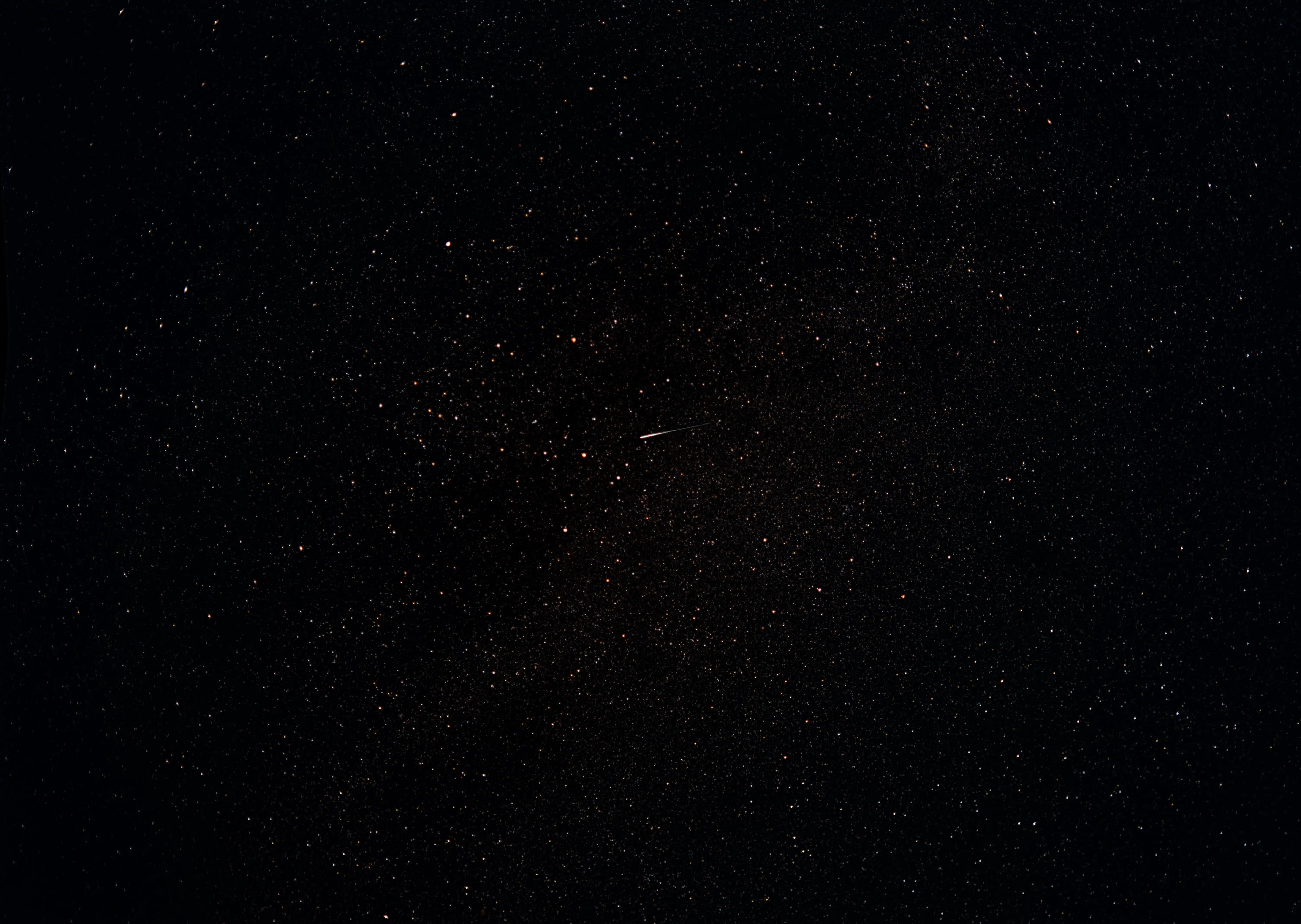Ciel nocturne étoilé avec une traînée lumineuse de météore