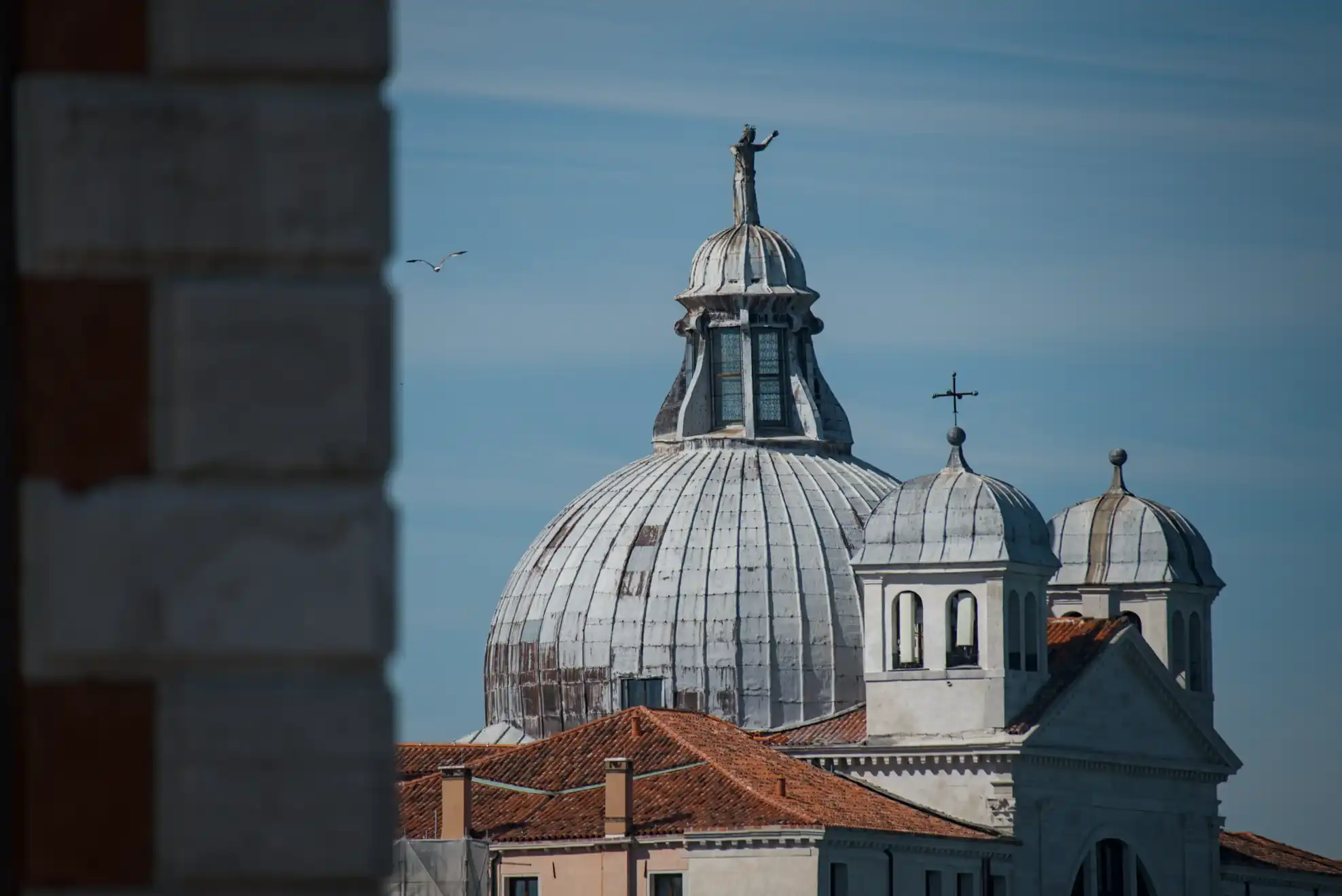 Dômes de l’église San Giorgio dei Greci à Venise, avec leurs toitures en terre cuite et une statue au sommet